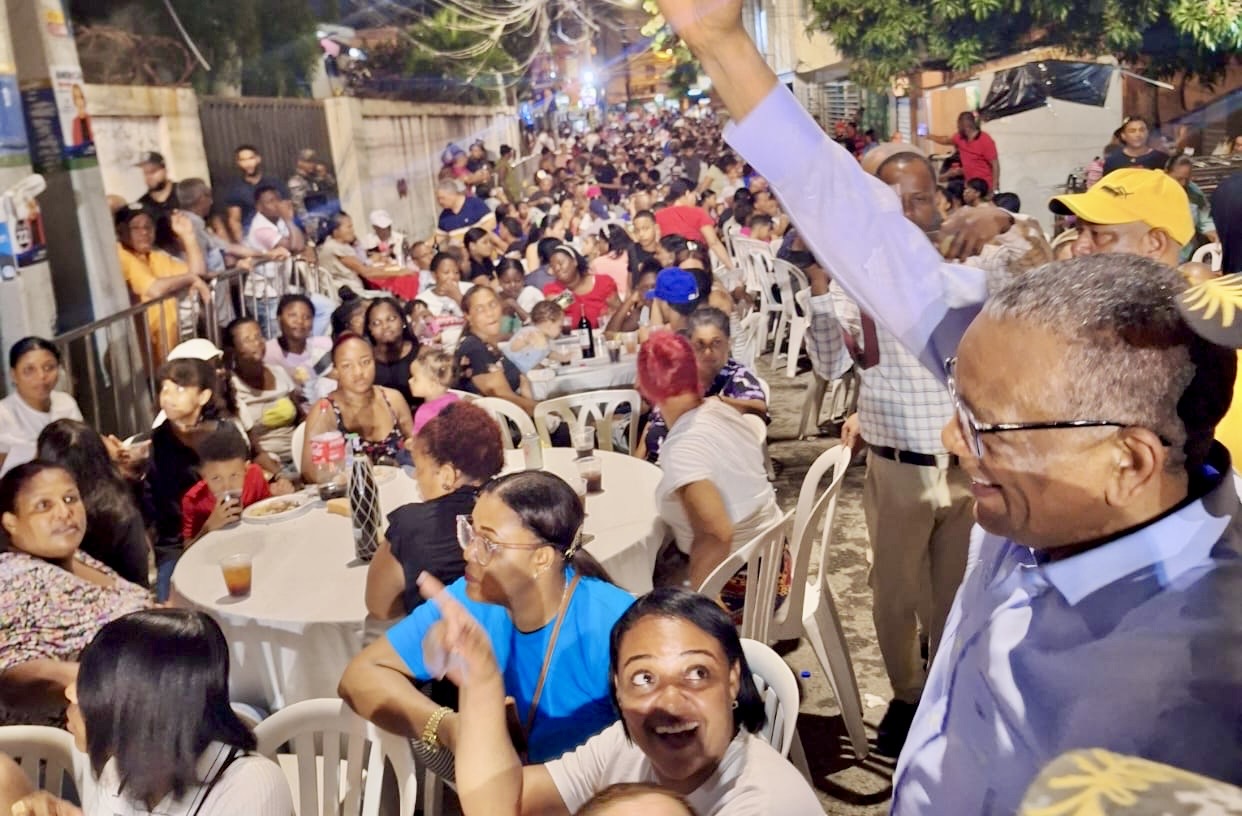 Venancio Alcántara realiza tradicional cena navideña para reunir a los amigos y vecinos