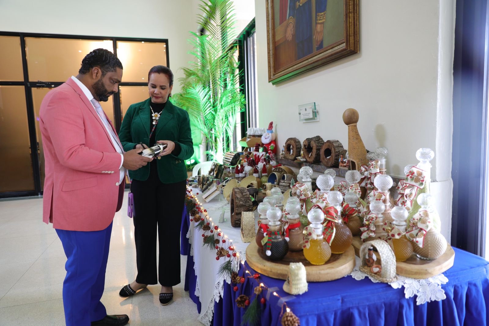 Senado exhibe en primera feria artesanías dominicana