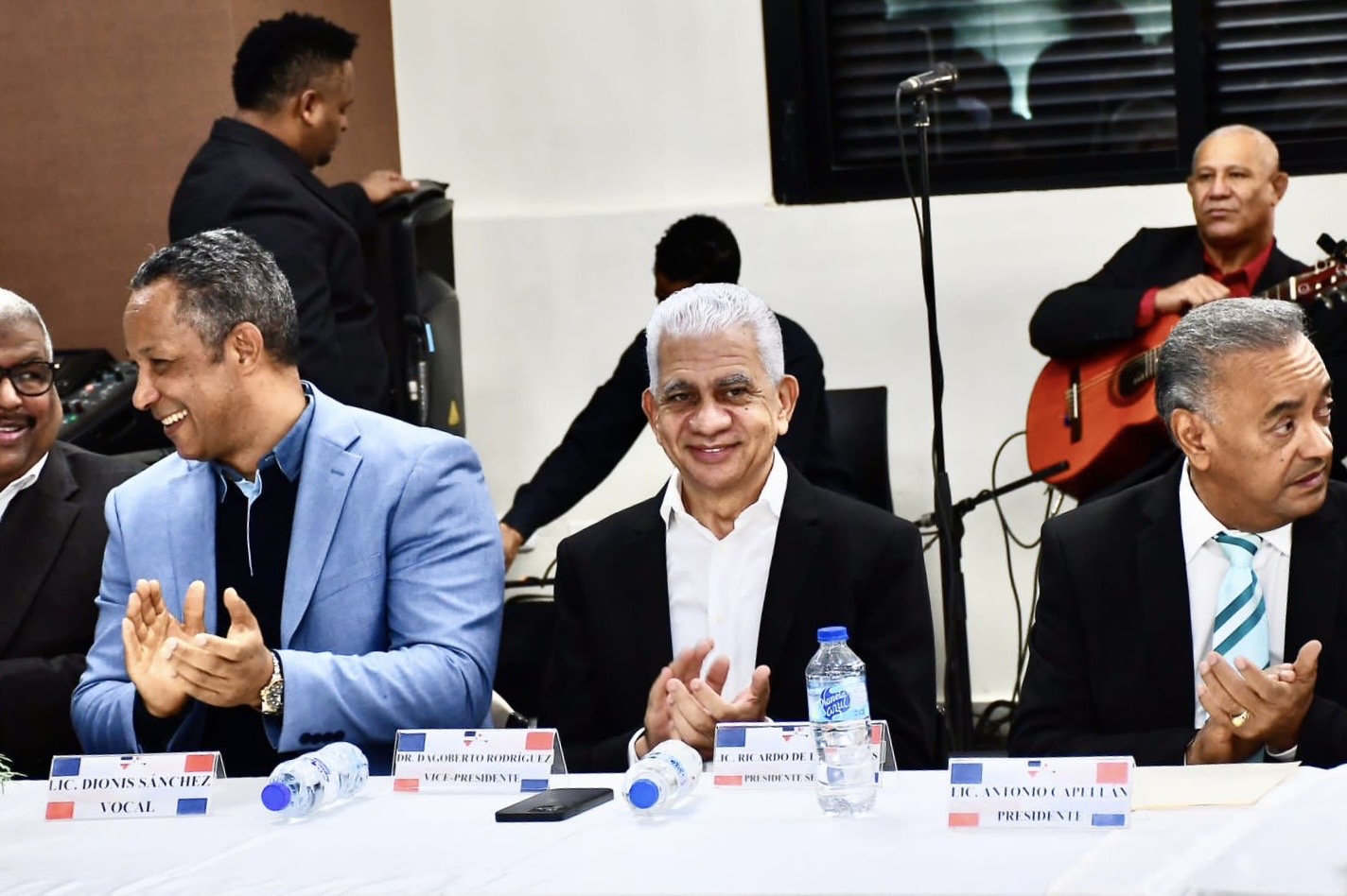 Presidente del Senado encabeza encuentro navideño y reconocimiento a miembros del Inprescondo
