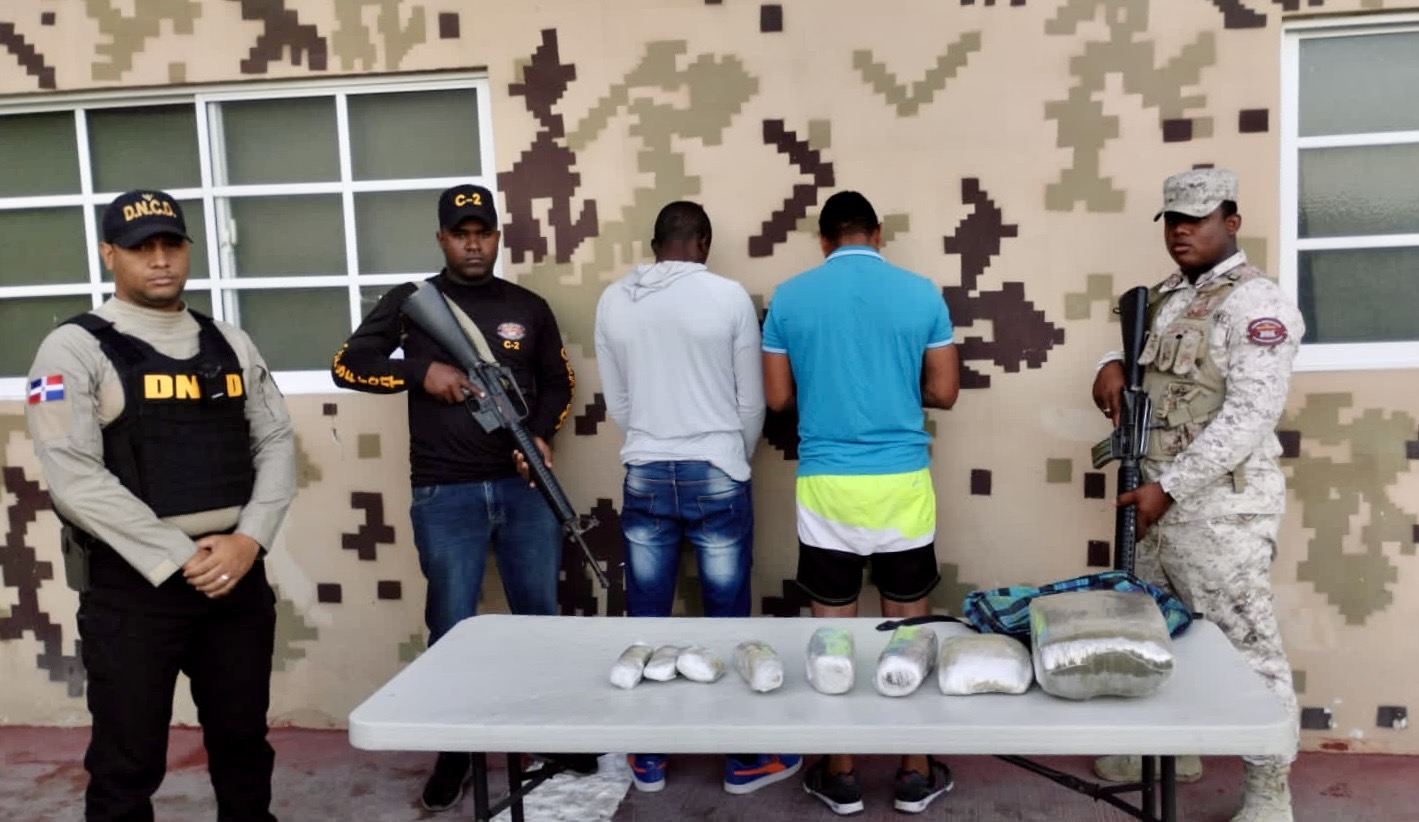 Cesfront y dncd ocupan 16 libras de marihuana en Pedernales; apresan dos