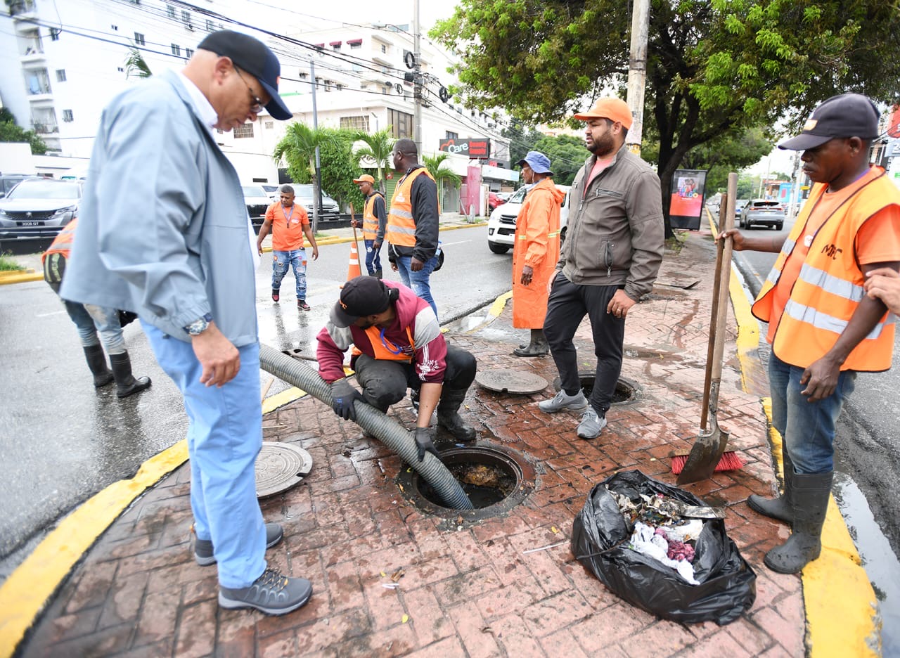 MOPC refuerza brigadas y equipos para desahogo de avenidas con inundaciones