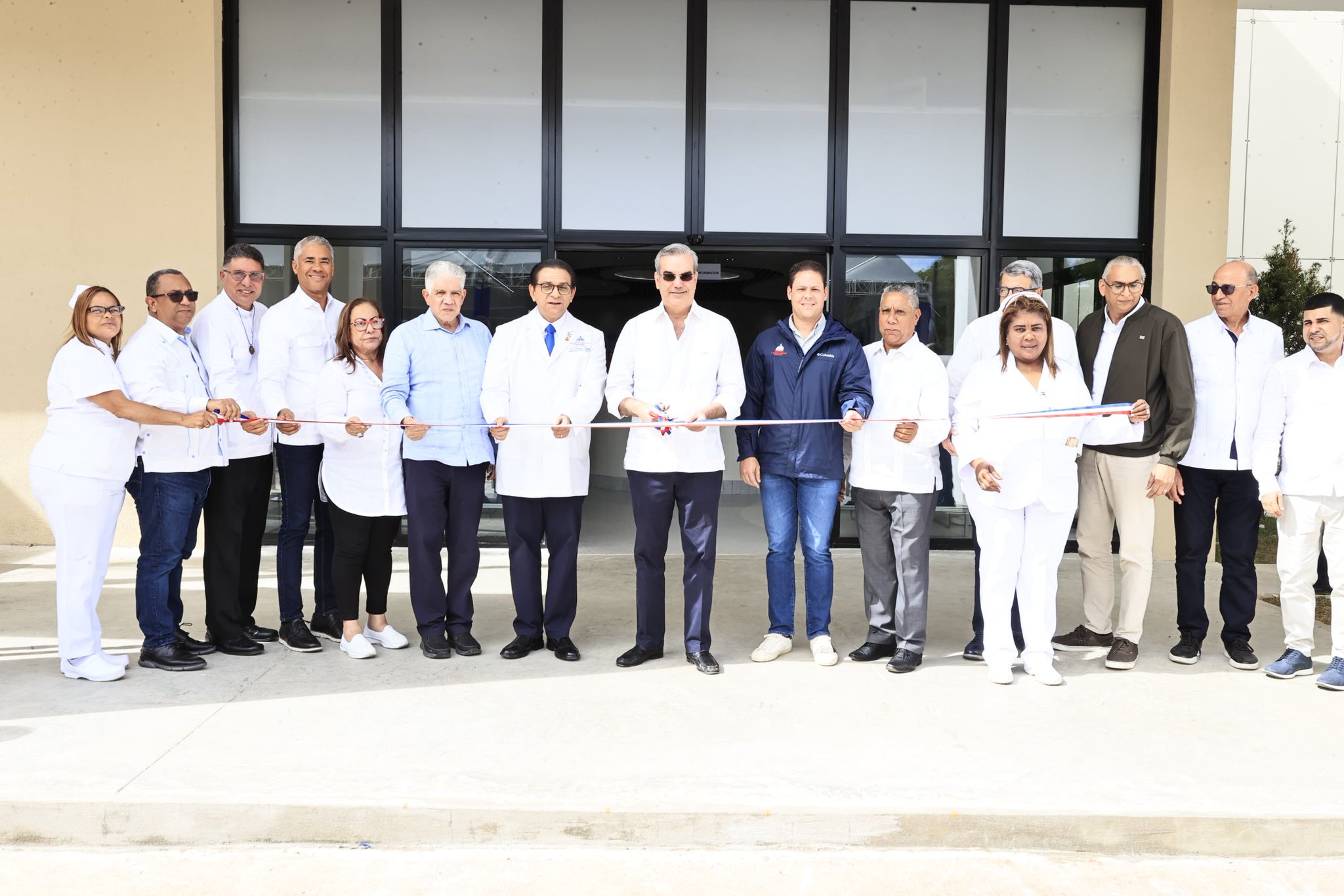 Presidente Abinader inaugura en Santiago cuatro carreteras, un centro comunal y un hospital