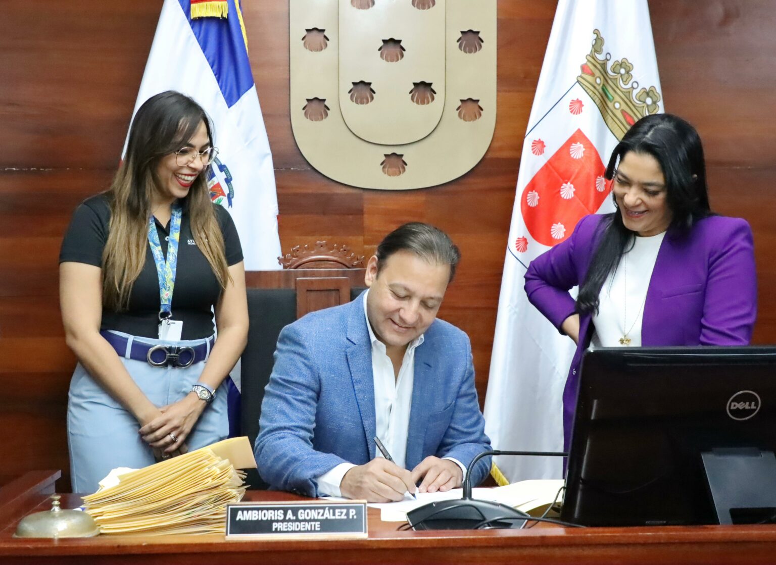 Abel Martínez formaliza contratos asignación de módulos Merca Pekín Santiago
