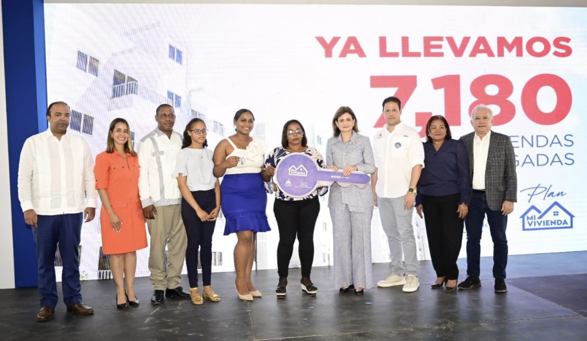 Vicepresidenta Peña y ministro Bonilla entregan diferentes obras, títulos de propiedad y bonos saldos Mi Hogar en SDE