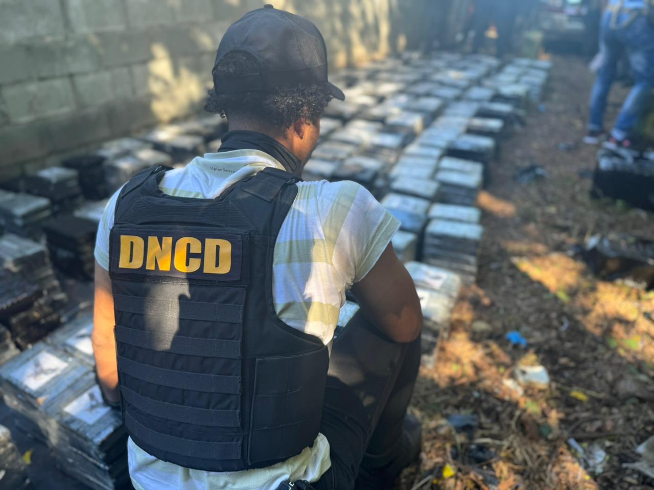 Otro golpe: confiscan cargamento de más de 1.4 toneladas presumiblemente cocaína en Peravia y arrestan cuatro dominicanos