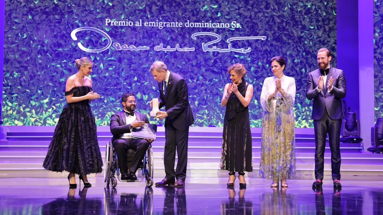 Mirex entrega el premio Sr. Oscar de la Renta al dominicano líder comunitario en NY Quemuel Arroyo Peña