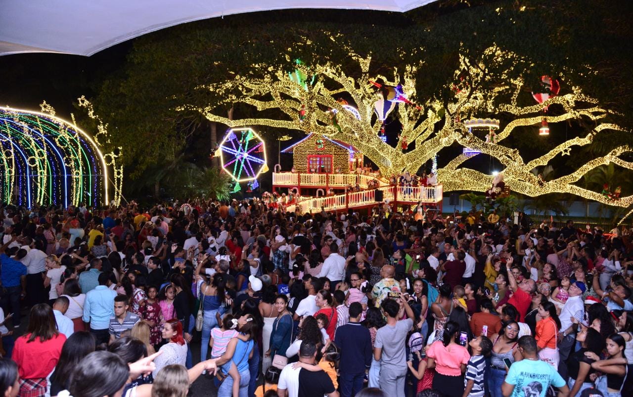 Alcaldía Santiago con atractivos para toda la familia en la Casita de Santa y Árbol de Navidad