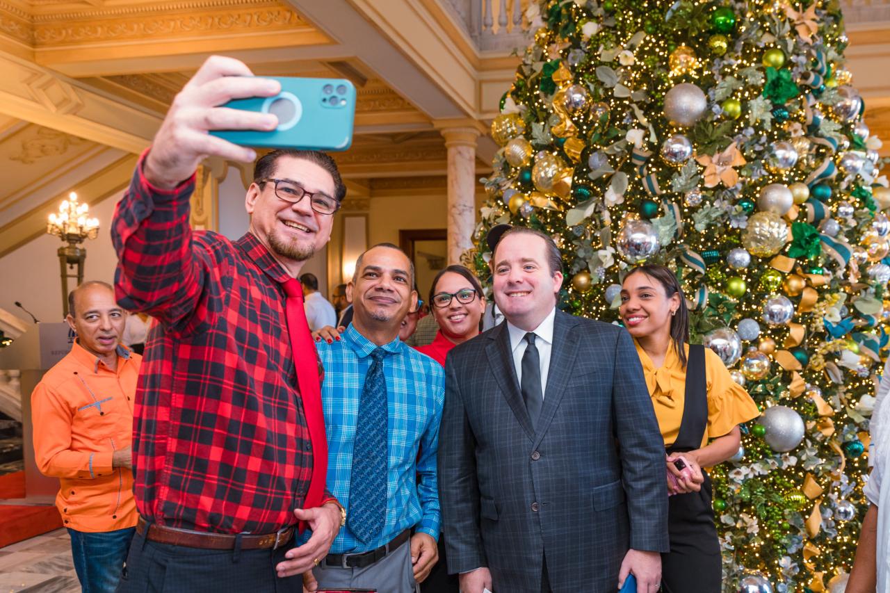 Con encendido de árbol dan apertura a los jardines del Palacio Nacional