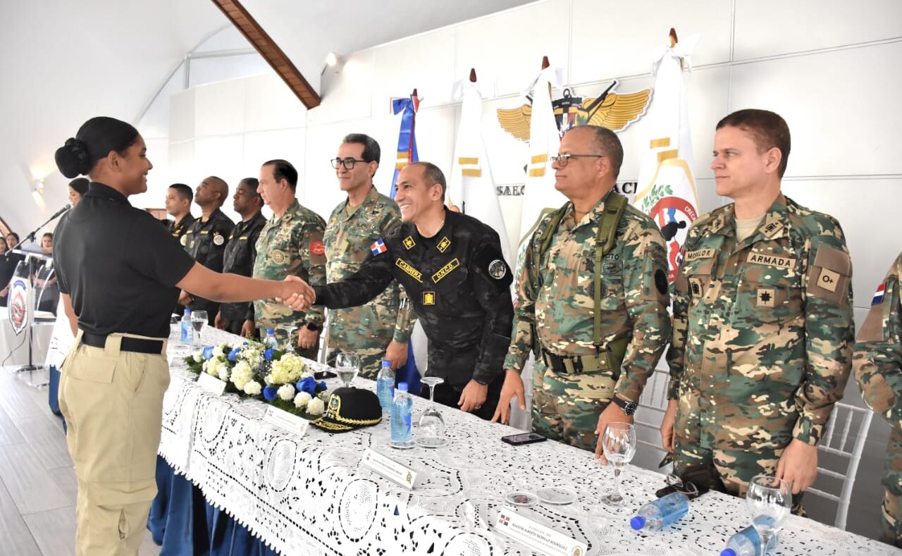 Ministro de defensa encabeza acto graduación de 119 agentes antinarcóticos