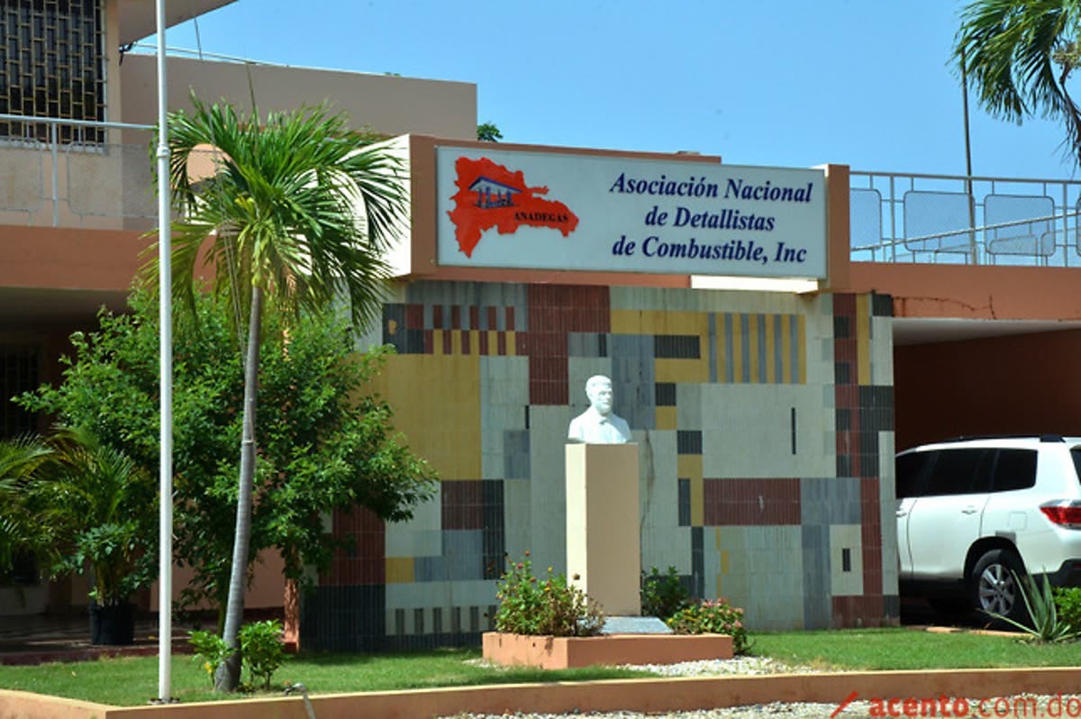 Anadegas asegura gasolinas deberán bajar 16 y 11 pesos en semana del 23 al 29
