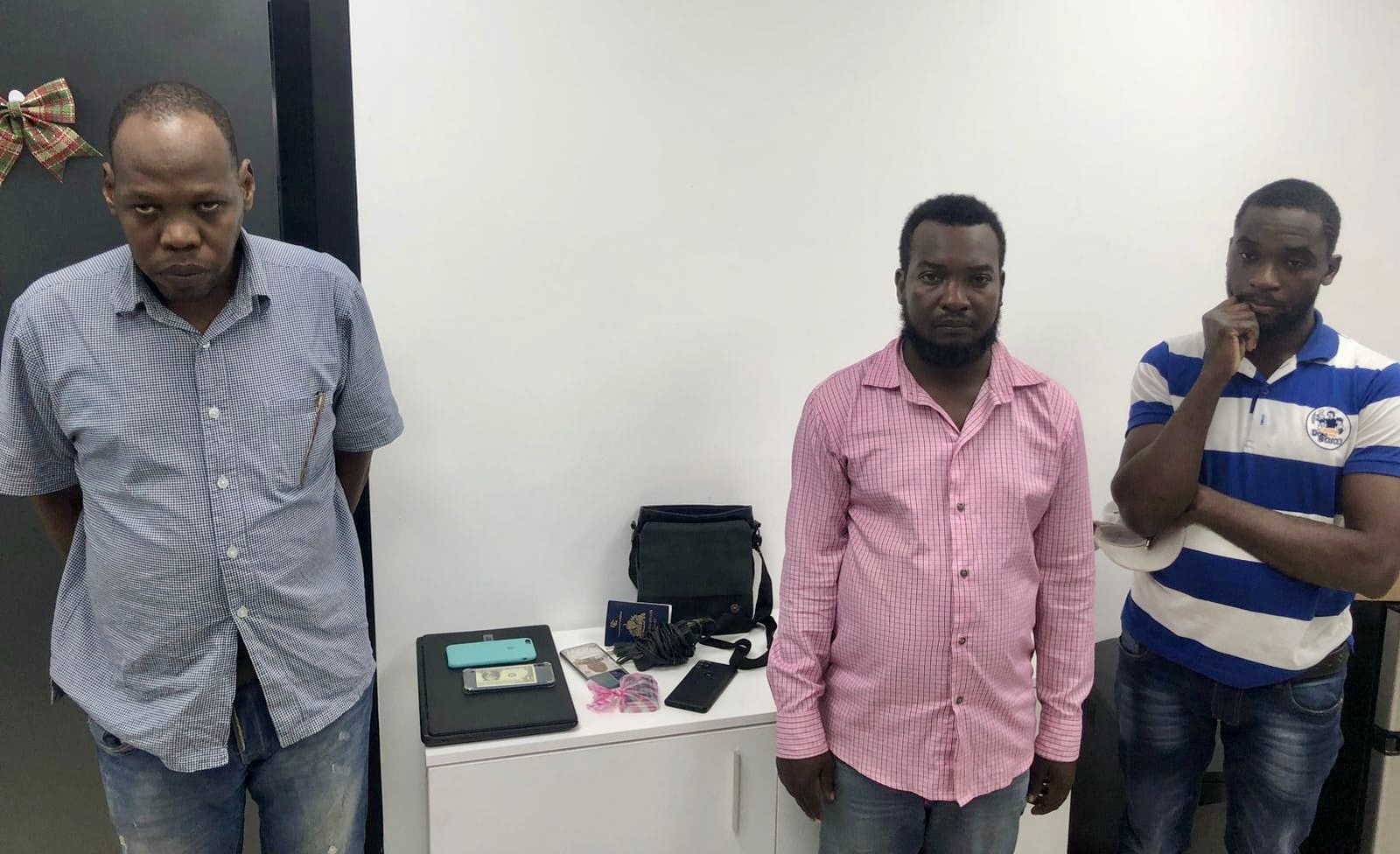Migración apresa tres haitianos integrantes de red que se dedica a falsificar carnets migratorio
