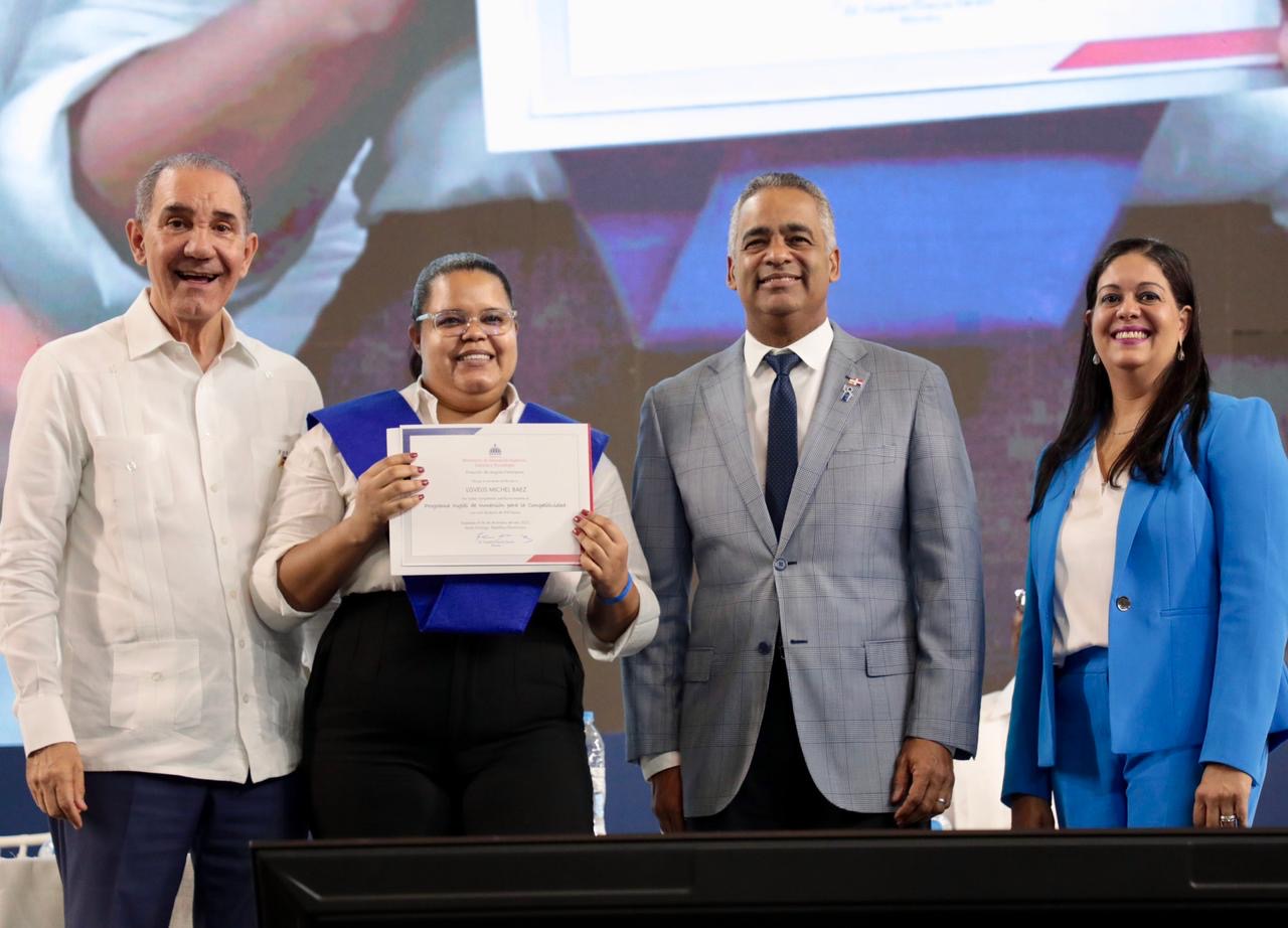 Ministros presidencia y educación encabezan graduación de 16 mil alumnos del Programa Inglés de Inmersión 2023 del MESCYT