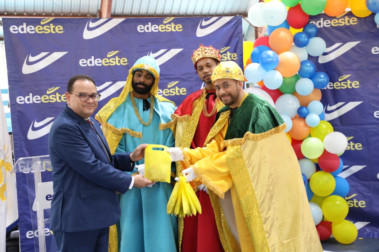 EDEEste regala centenares de juguetes y lleva alegría a niños de Los Guaricanos