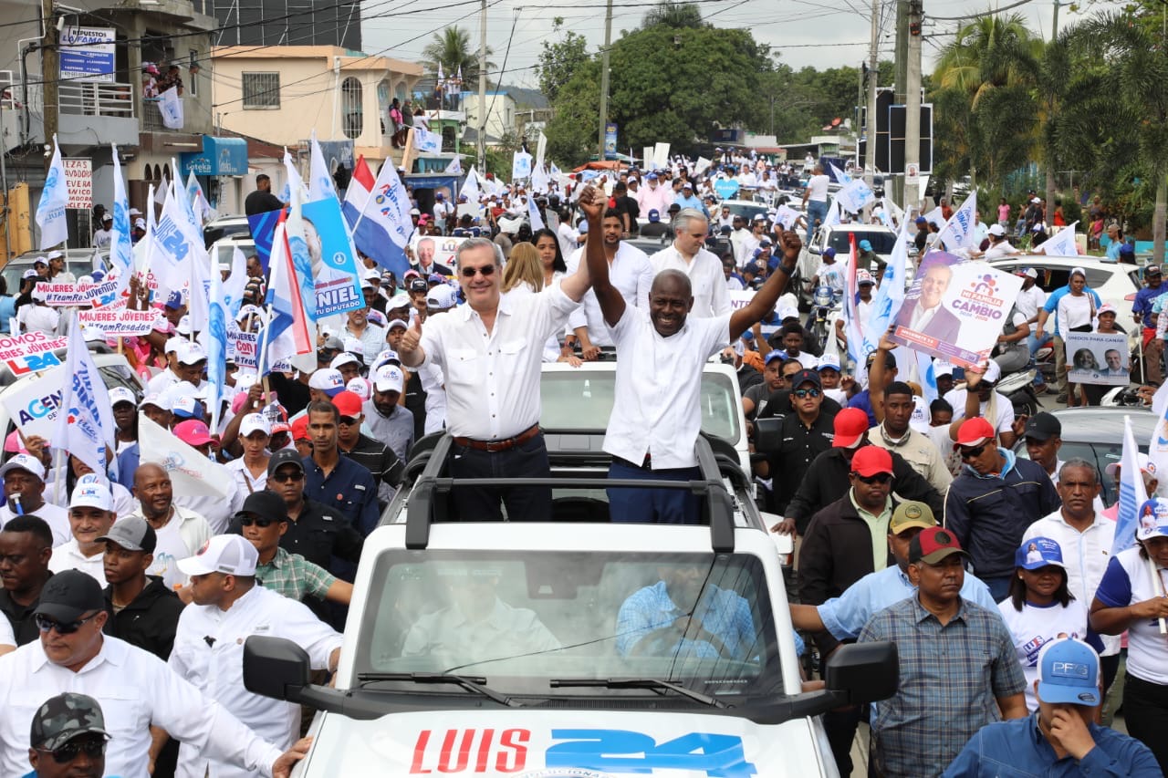 Abinader recorre Villa Altagracia, El Carril, Haina y San Cristóbal en multitudinarias caravanas