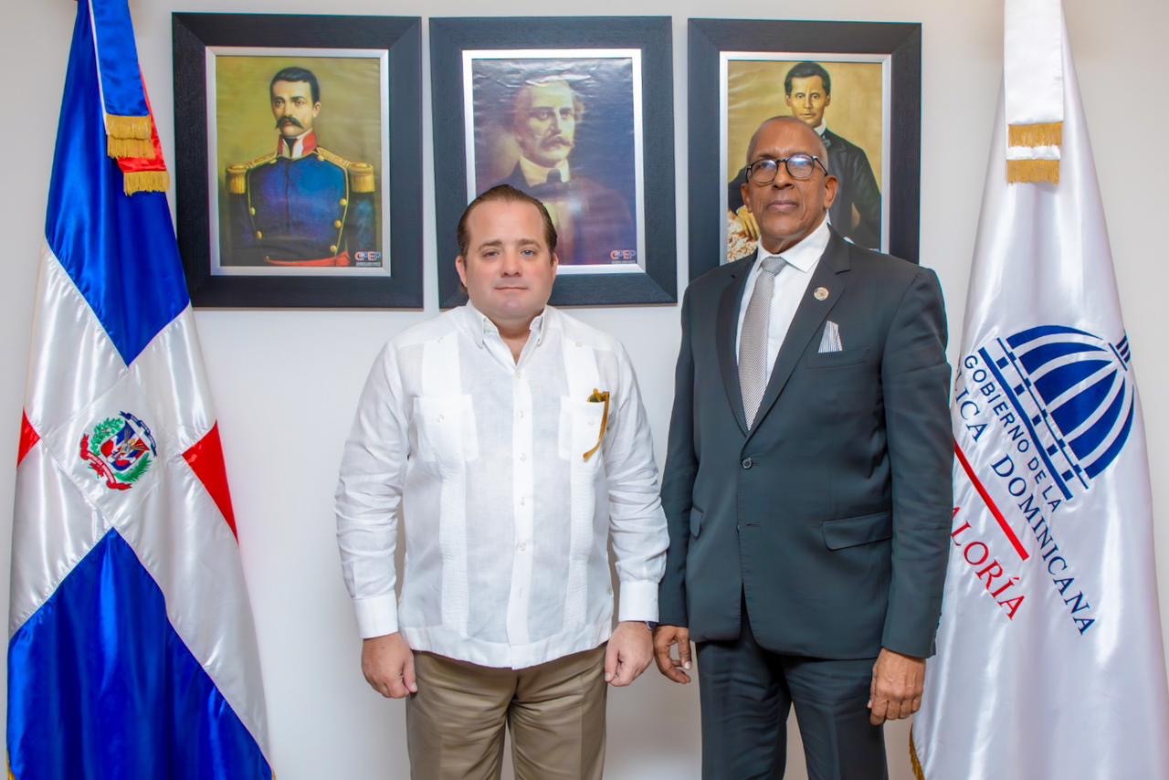 Ministro José Paliza visita Contraloría General de la República para finalizar procesos de auditorías