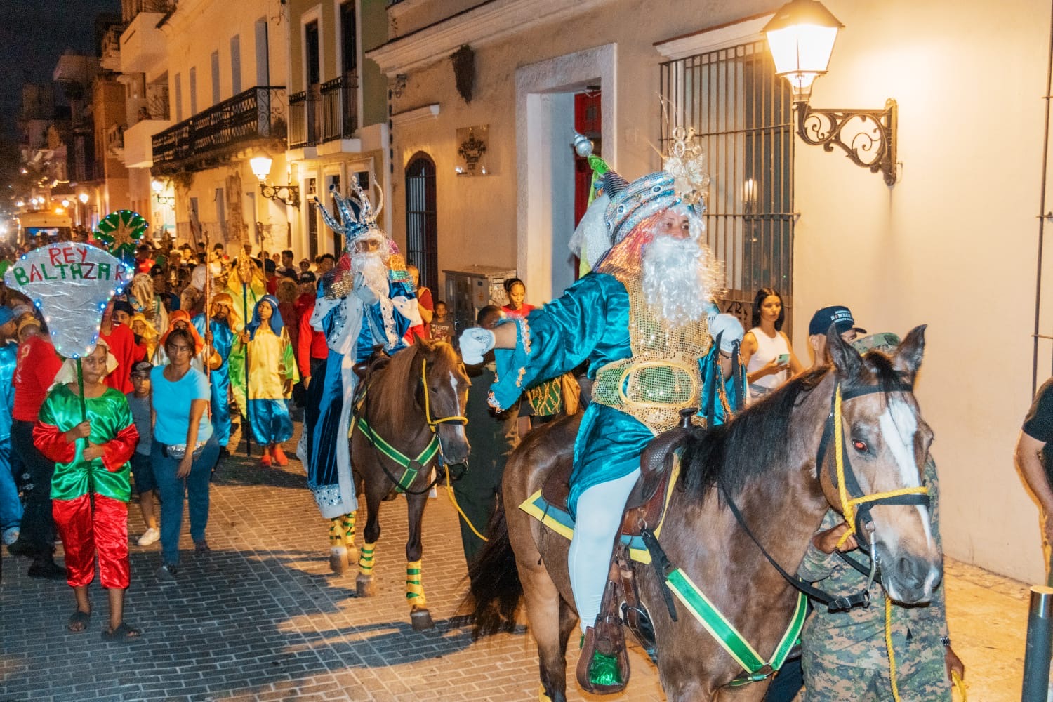 Melchor, Gaspar y Baltasar llevaron alegría a las familias del Distrito Nacional durante el desfile de los Reyes Magos