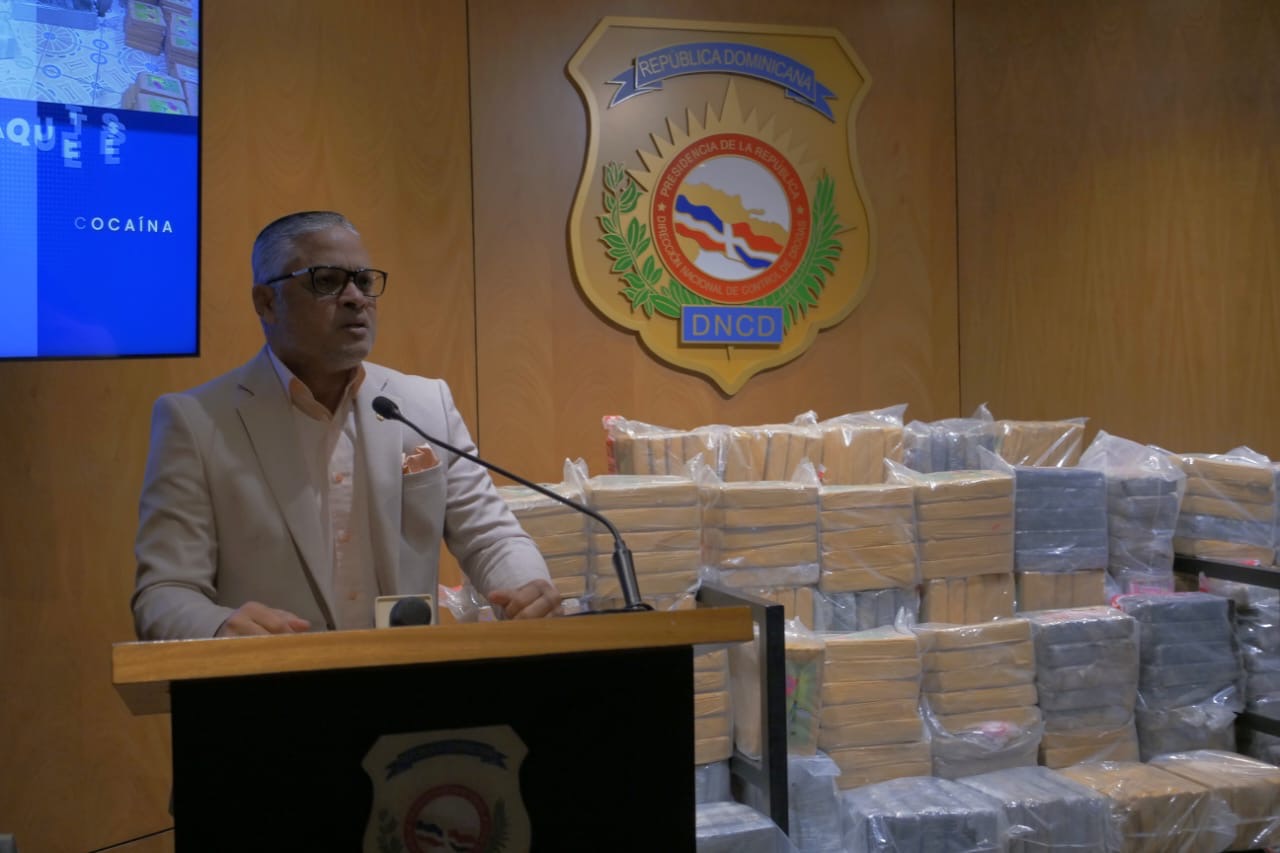 frustran envío de 229 paquetes presumiblemente cocaína a pr; arrestan uno y buscan otros