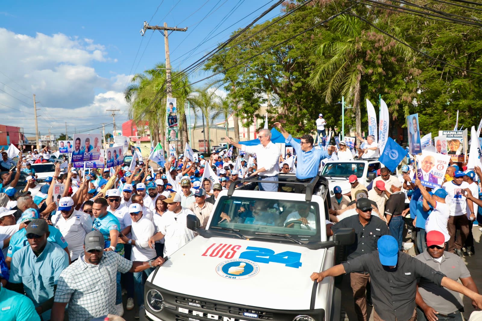Luis Abinader concluye recorrido en apoyo a los candidatos a las alcaldías de Santo Domingo Este, Boca Chica y Guerra