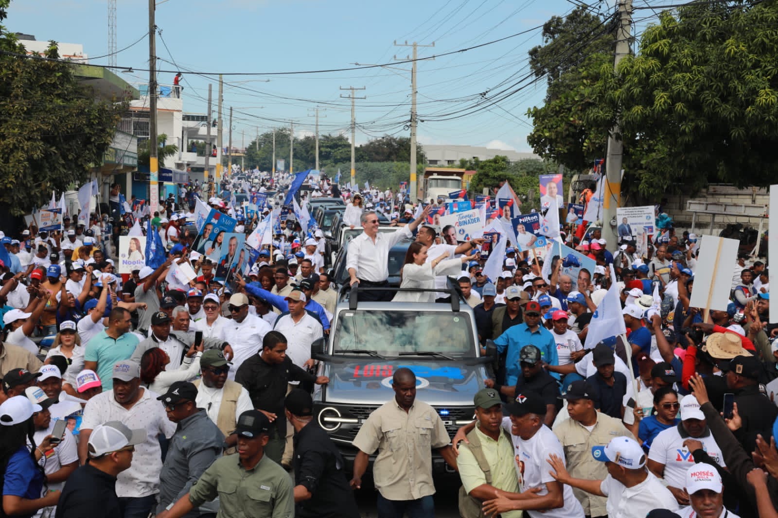 Luis Abinader encabeza multitudinaria caravana en Barahona junto a candidatos municipales