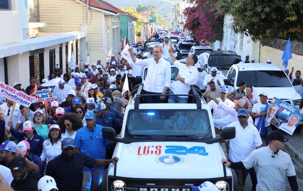 Luis Abinader encabezó multitudinaria caravana con candidatos municipales de Sabana Larga y San José de Ocoa