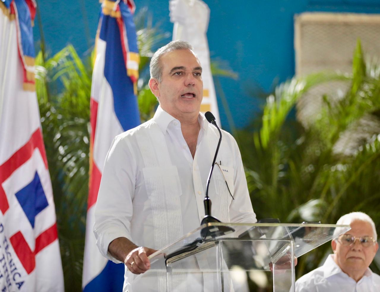 Presidente Abinader instruye iniciar proceso de titulación para 86 mil personas en La Victoria