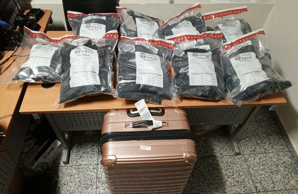 Autoridades incautan en el AILA maleta cargada con 17 paquetes de marihuana