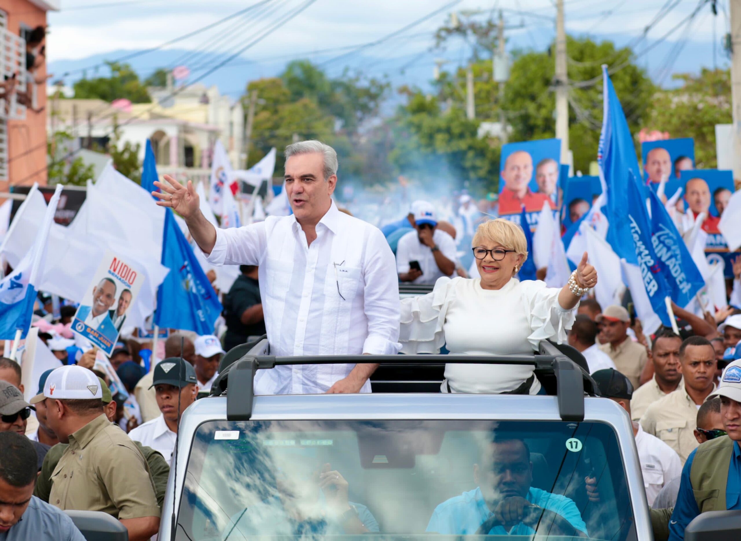 Luis Abinader encabeza en este momento caravana en SJM junto a candidatos municipales