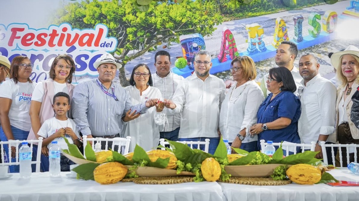 Ayuntamiento de Paraíso reconoce al director del FEDA, Hecmilio Galván