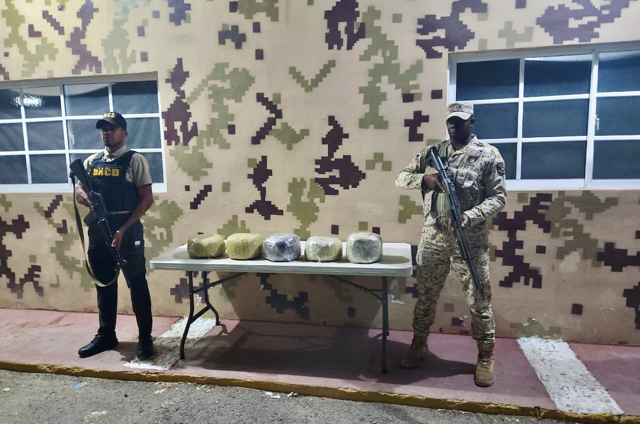 CESFRONT y DNCD ocupan 26 libras de marihuana en Pedernales