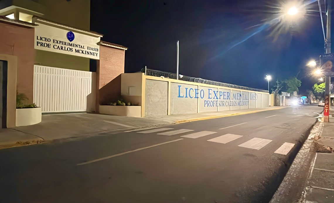 Edesur ilumina calles periféricas del nuevo liceo experimental de la UASD, en Baní