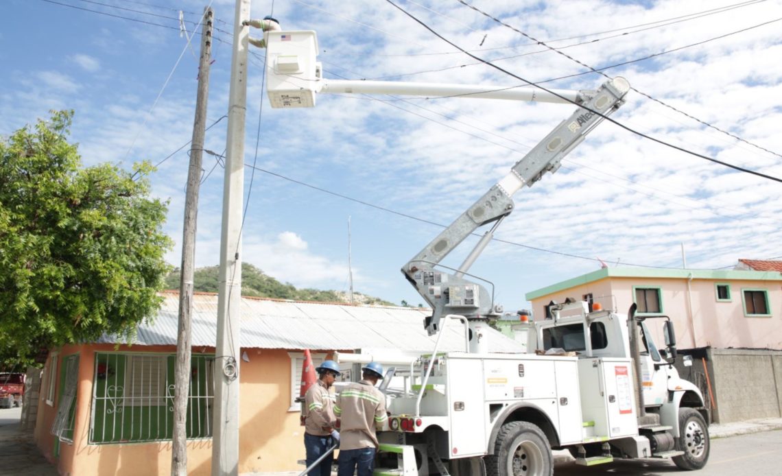 Edesur coloca luminarias LED en La Esperanza, Barahona; impacta más de 2,000 personas