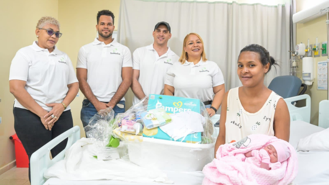 Por segundo año consecutivo, SeNaSa regala canastillas a los primeros bebés nacidos en el 2024, incorporándolos como nuevos afiliados