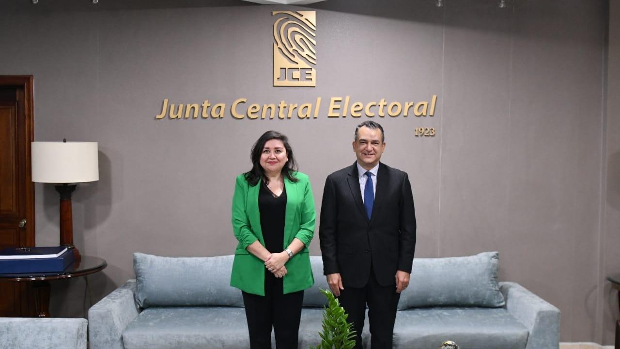 Presidente de la JCE recibe visita de la Encargada de Negocios de la Embajada de los EE. UU. en RD