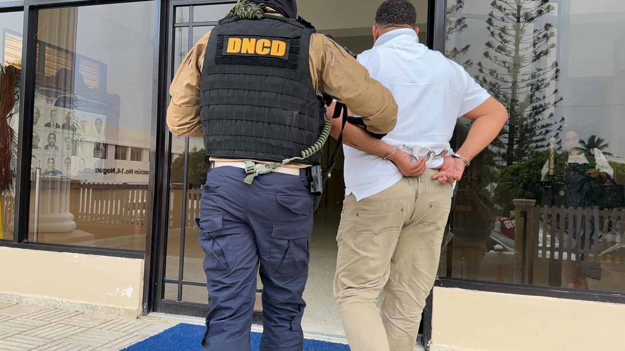 Autoridades arrestan en SDE hombre buscado por tráfico de drogas y otros delitos