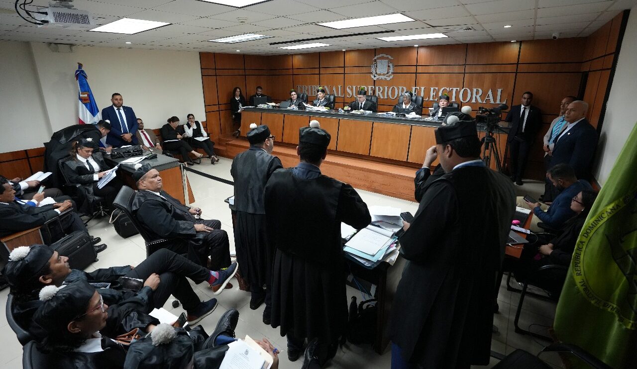 Salón de audiencias Tribunal Superior Electoral sólo tienes capacidad para 58 personas