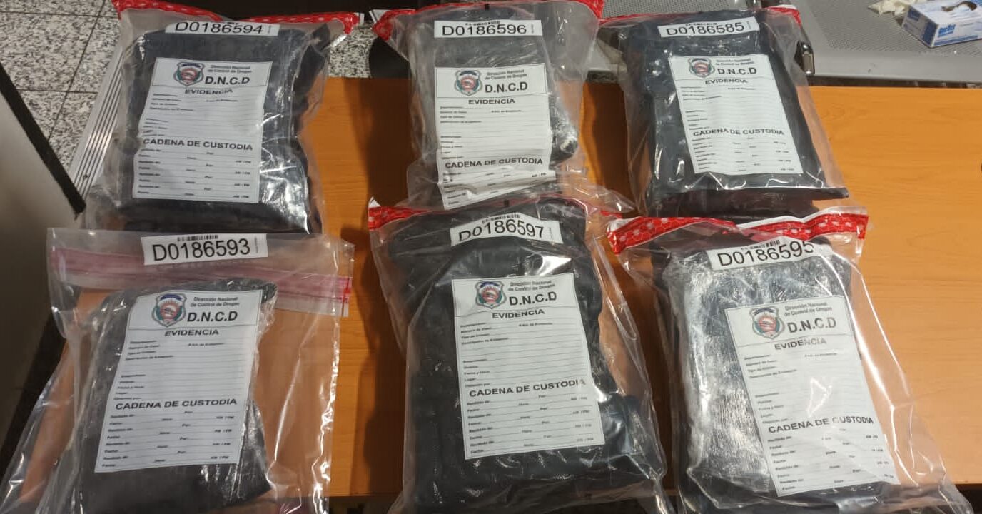 (Video) Autoridades decomisan en el AILA once paquetes de marihuana escondidos en frisas de cama