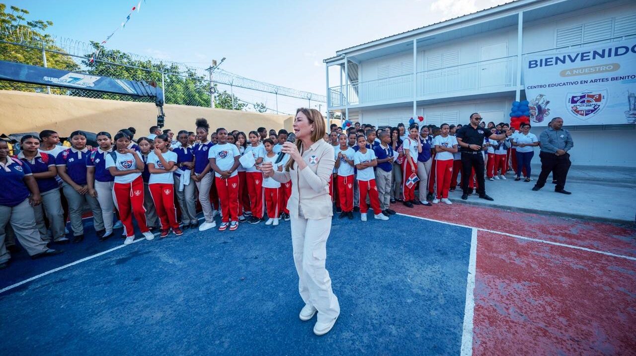 Carolina Mejía encabeza acto patrio por el natalicio de Duarte en el centro educativo Benito Juárez, en Cristo Rey