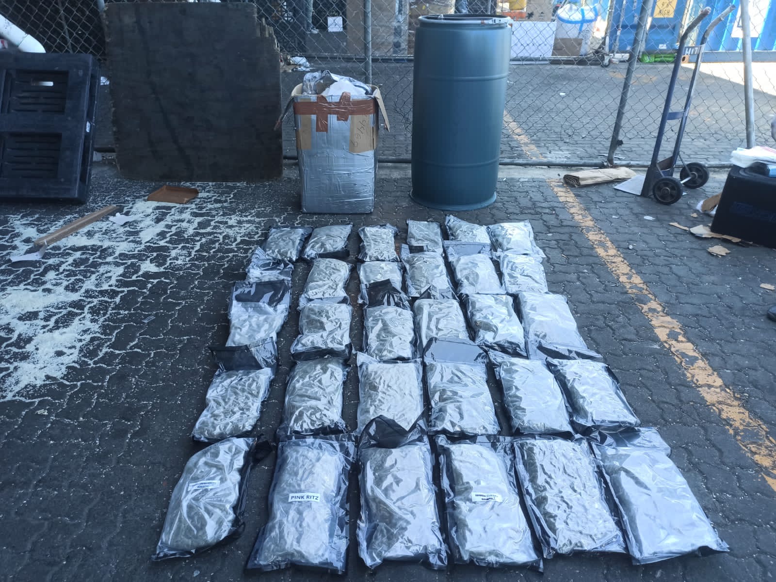 Ocupan 30 paquetes presumiblemente marihuana escondidos en caja y tanque de comida