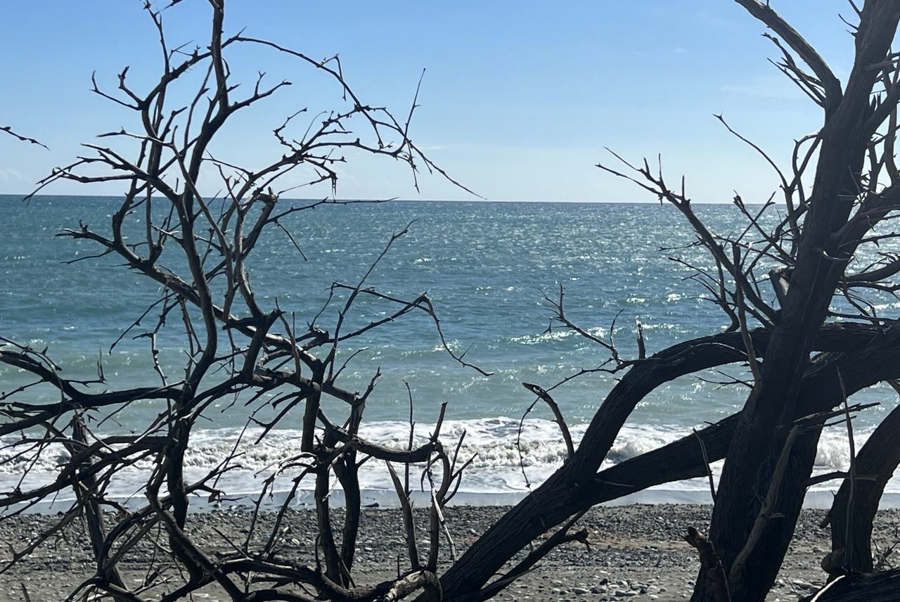 Escasas lluvias significativas, Oleaje anormal en ambas costas y temperaturas agradables a frescas