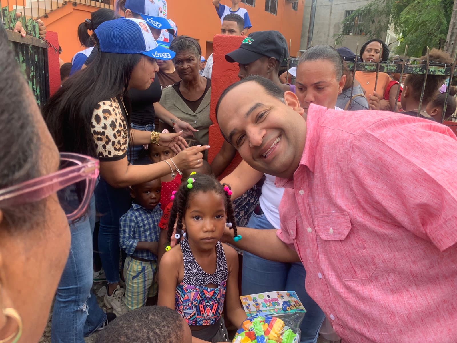 Tony Marte, Aspirante a Alcalde por Santo Domingo Norte, Ilumina el Día de Reyes de Niños de Escasos Recursos