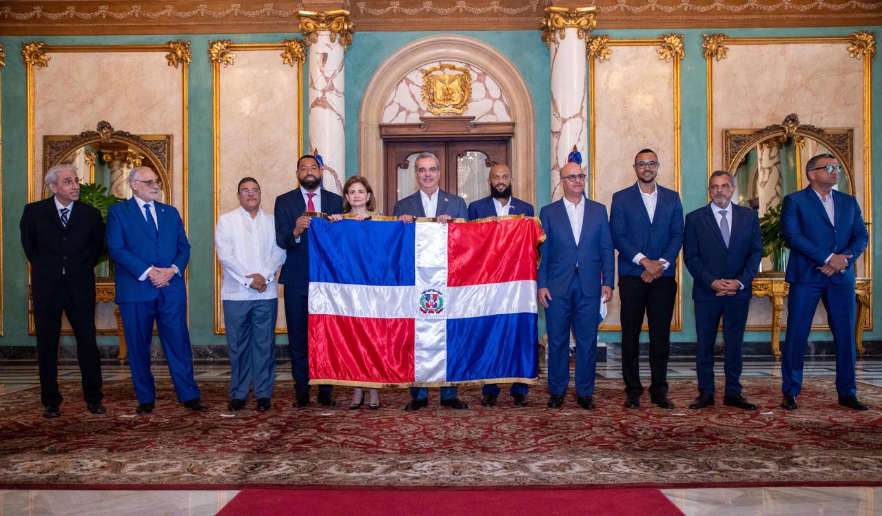 Presidente Abinader entrega bandera dominicana para la Serie del Caribe 2024 a los bicampeones nacionales Tigres del Licey