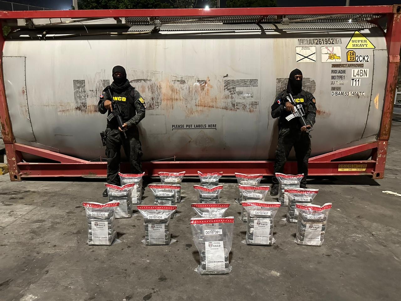 Incautan en interior de isotanque 93 paquetes presumiblemente cocaína en Caucedo