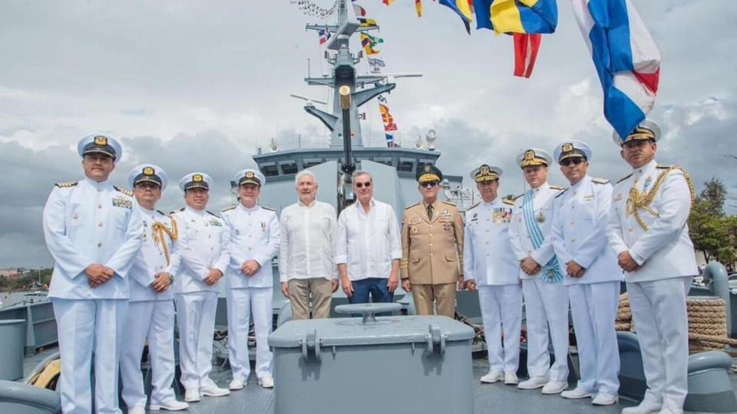 Presidente Luis Abinader sube a bordo de embarcación colombiana que visita el país