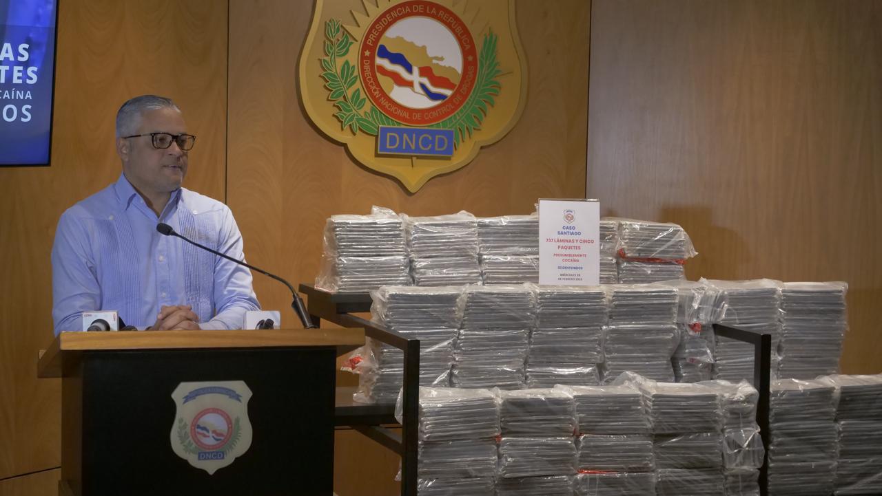 Golpean narcotráfico: apresan dos y decomisan 737 láminas y cinco paquetes presumiblemente cocaína en Santiago