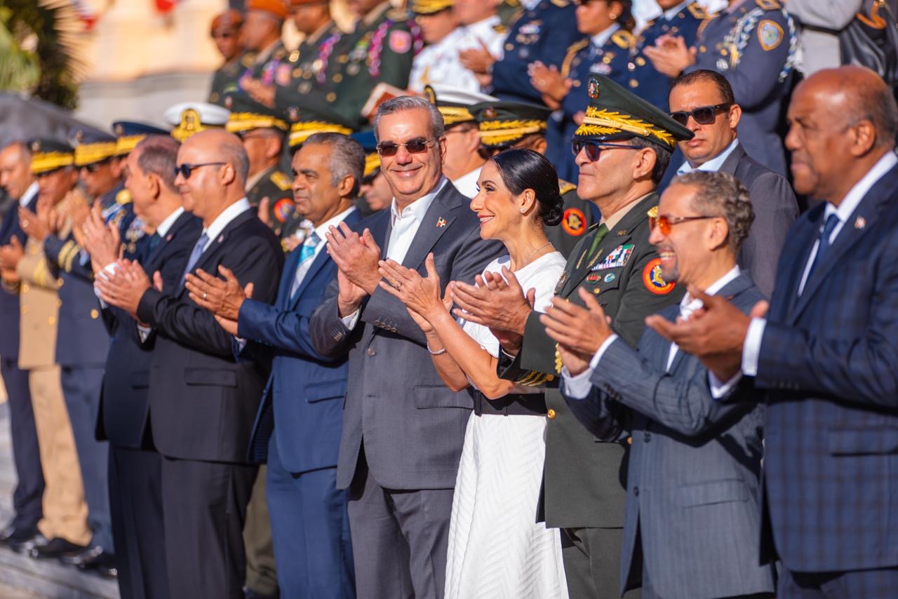 Presidente Abinader encabeza acto de homenaje a la Bandera Nacional