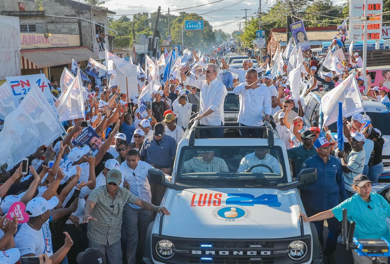 Abinader apoya candidatos del PRM en recorrido por comunidades de Sánchez Ramírez