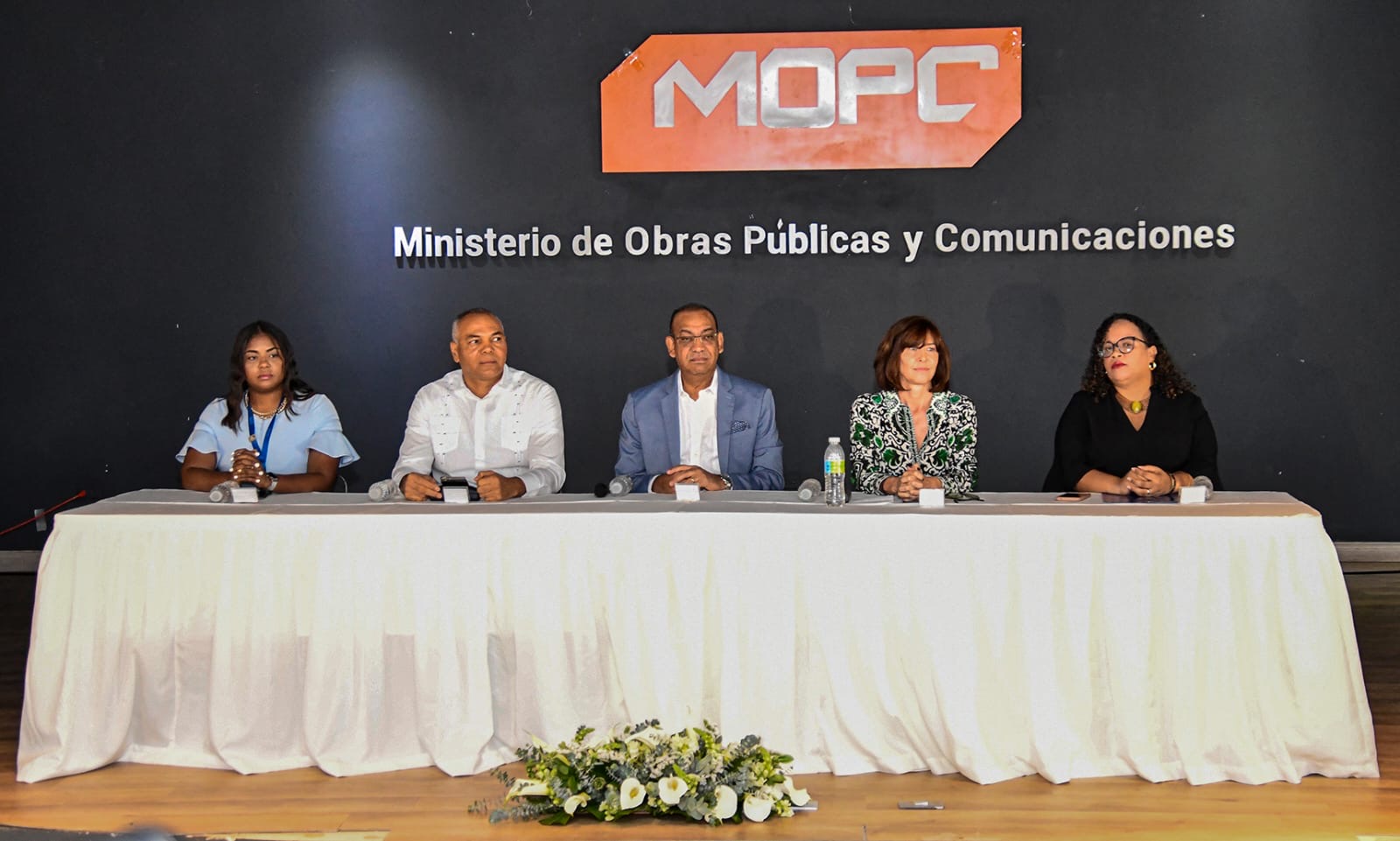 MOPC realizará trabajos de acondicionamiento de 642 kms de caminos vecinales con la participación de mujeres microempresarias