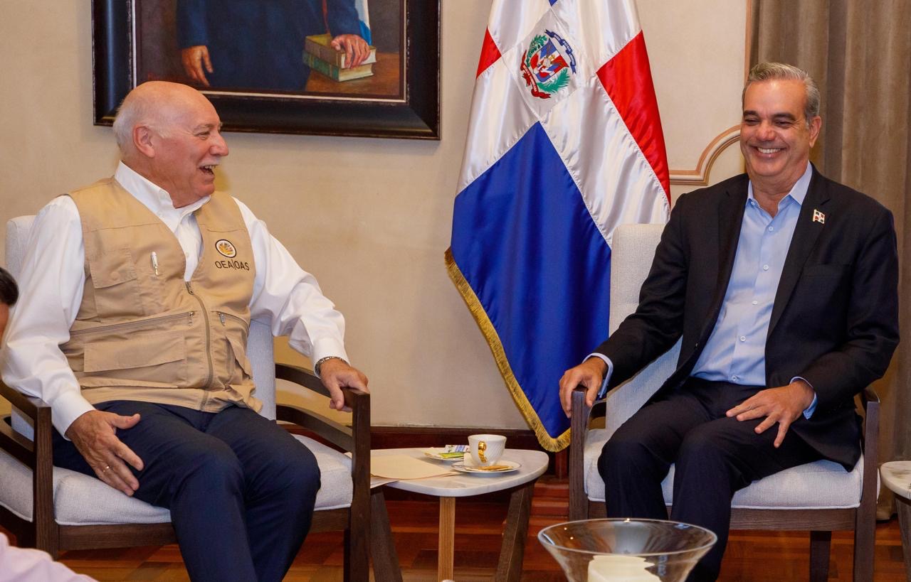 Presidente Luis Abinader recibe al jefe de la Misión de la OEA y otros observadores electorales