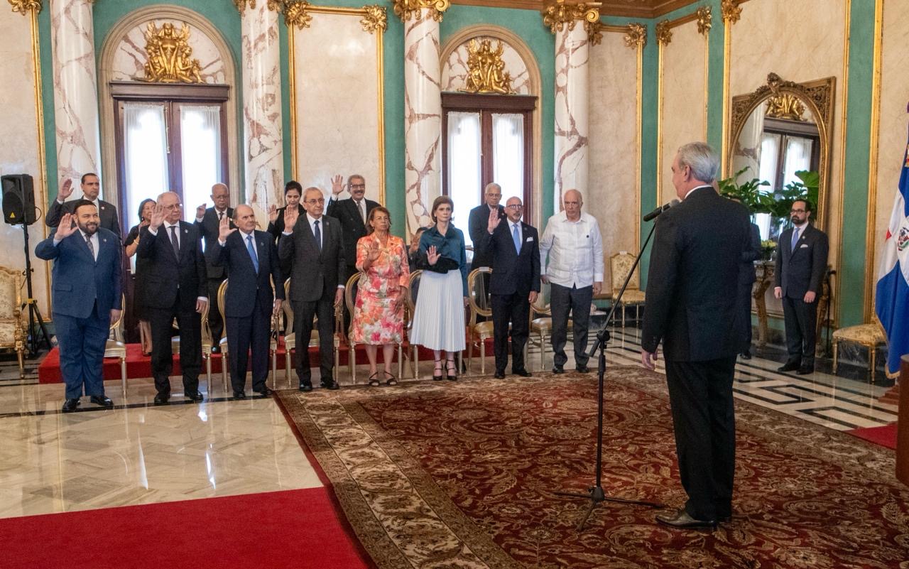 Presidente Abinader juramenta nuevos miembros de los consejos de la Orden del Mérito Duarte, Sánchez y Mella, y Orden Heráldica de Cristóbal Colón