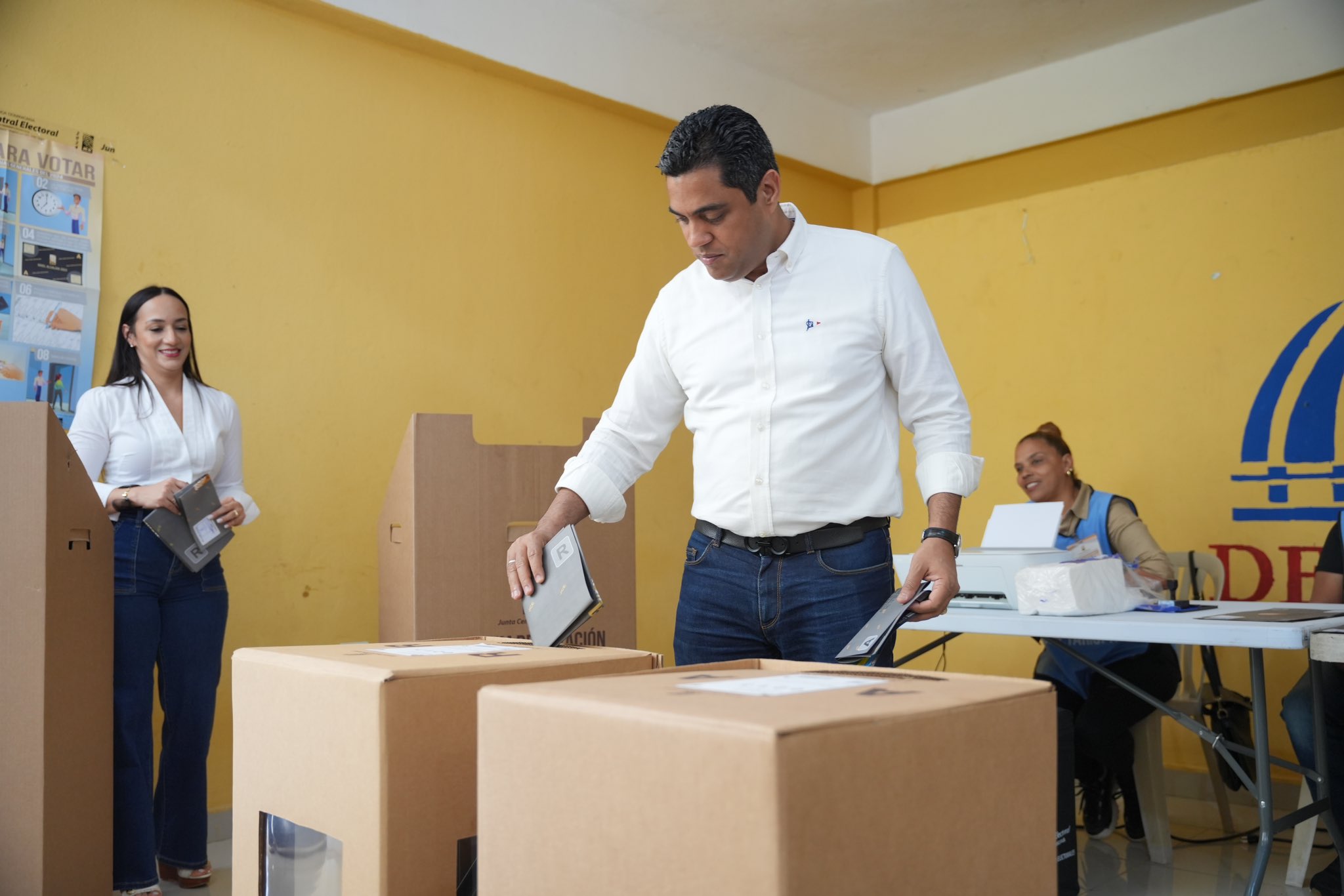 Alcalde Kelvin Cruz ejerce su voto en el Estadio Olímpico de La Vega